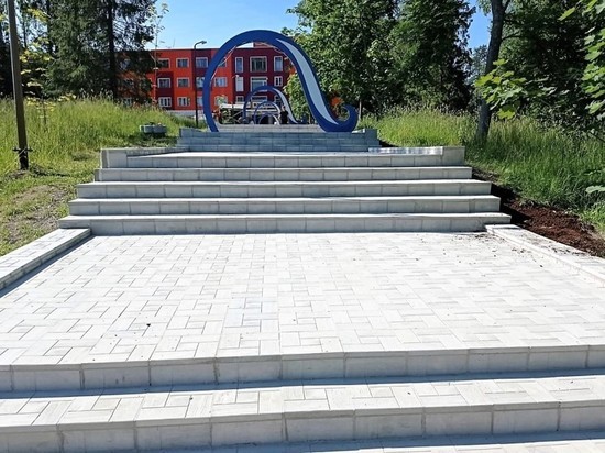 Некачественную плитку сначала уложили, а теперь заменили в городе Карелии