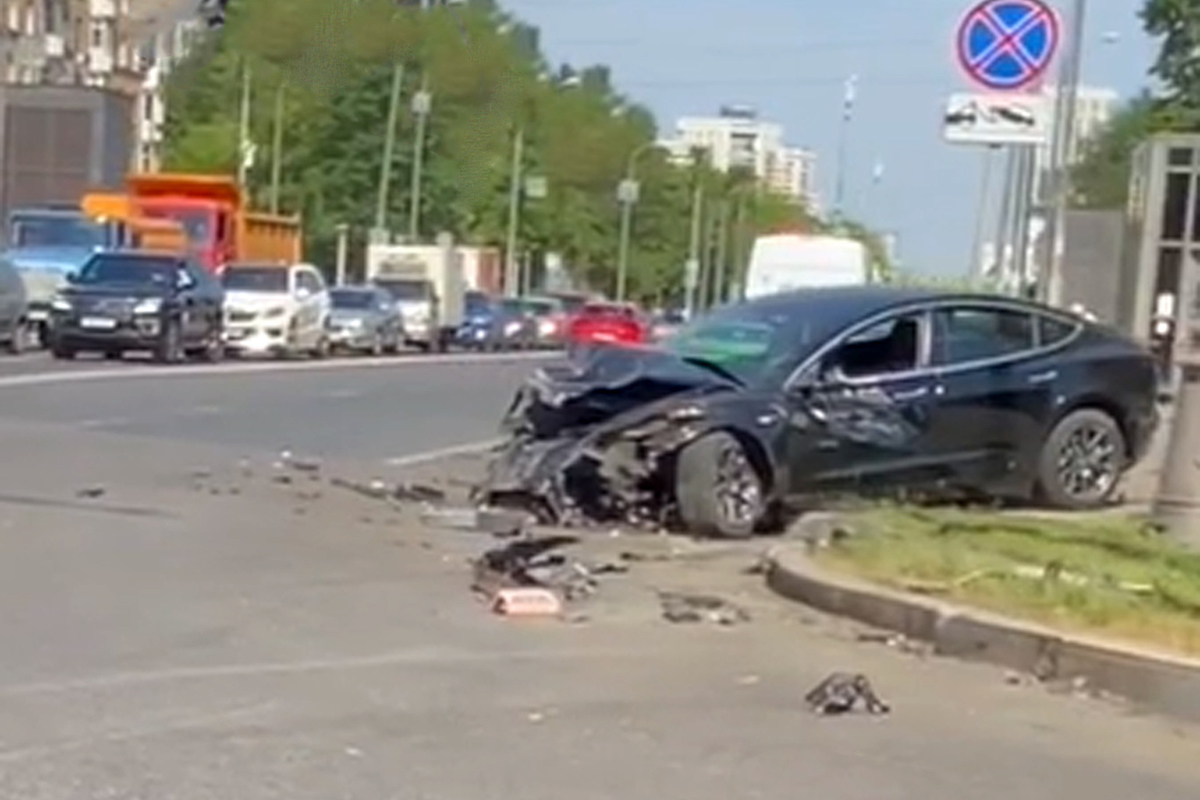 Подробности необычного ДТП с «Теслой»: машина оказалась бэушной - МК