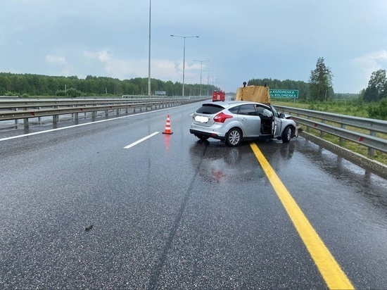 В Тверской области водитель из-за мокрой дороги врезался в отбойник