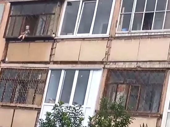 В Омске прокуратура начала проверку случая с сидящим на краю балкона ребёнком