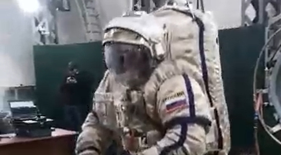 Космонавт-испытатель показал "лунную походку": видео