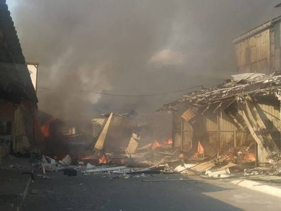 Под обстрелом в Донецке сгорел работающий рынок