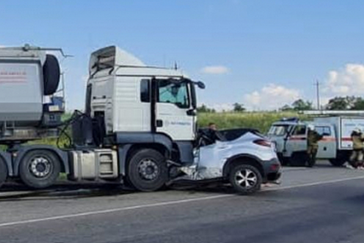 В Россошанском районе Воронежской области в один момент под грузовиком  погибли мать с двумя детьми - МК Воронеж