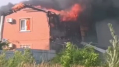 В Таганроге беспилотник упал на частный дом: видео сильного пожара