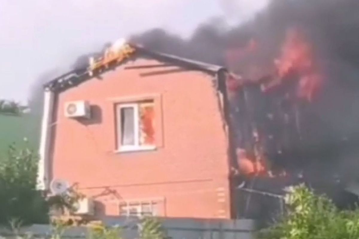 Дроны в таганроге. Пожар в доме. Беспилотник взрывает дом. Дом после пожара. Рухнул кирпичный дом.