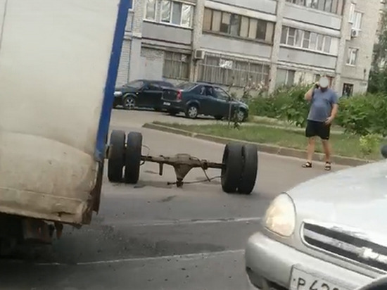 На улице Ленинградской в Воронеже ГАЗель осталась без задних колес