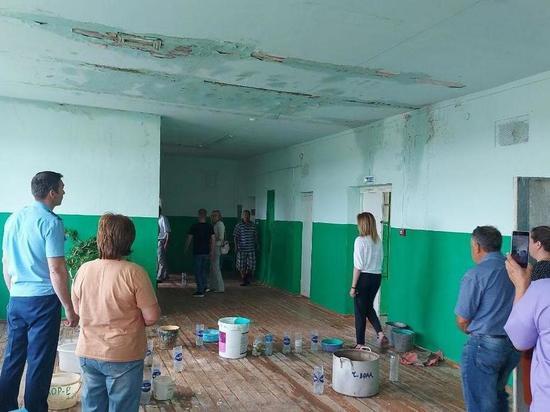 Под Саратовом разрушается школа с плесенью на потолке