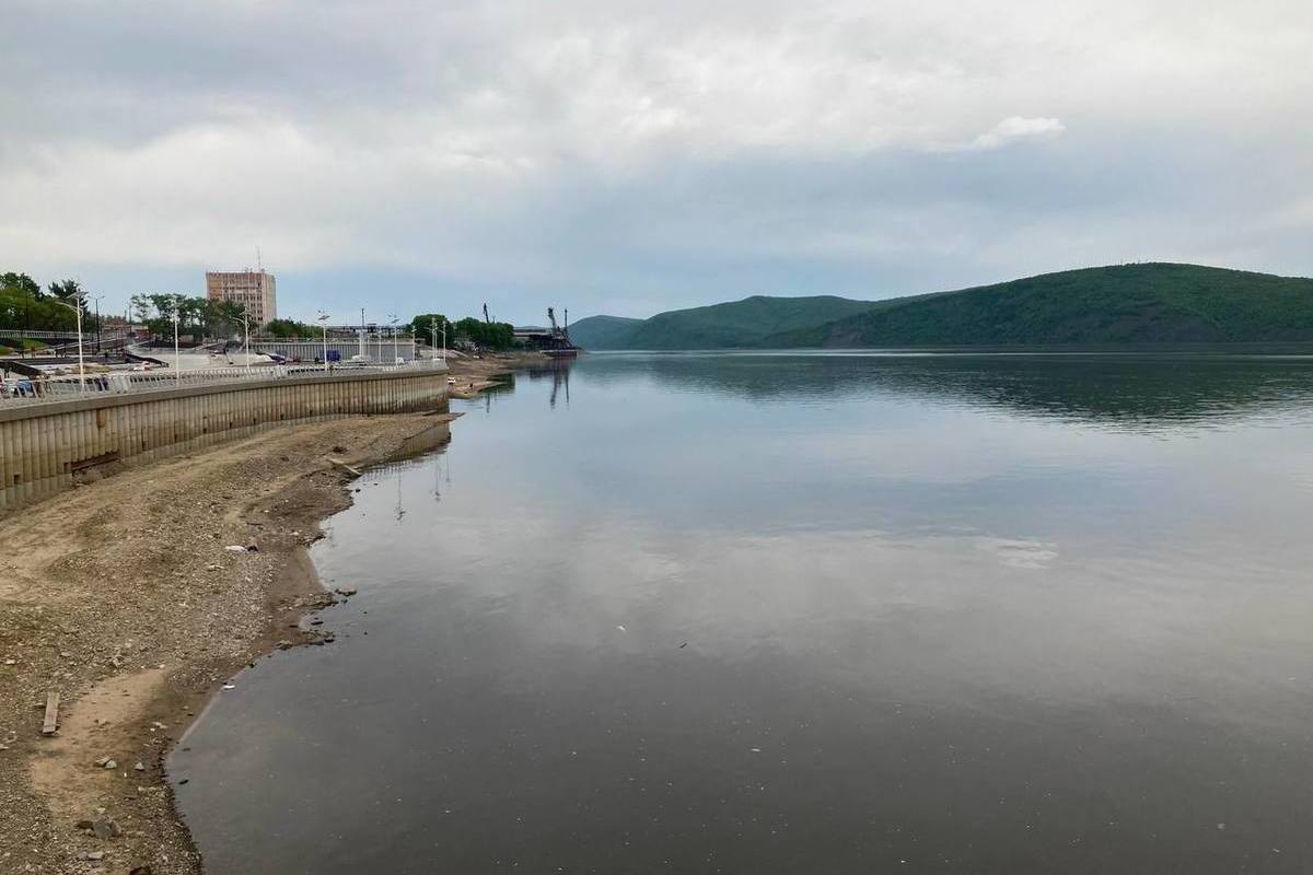 Погода в хабаровске на дне. Набережная Амура. Хабаровск набережная Амура. Наводнение Амур Хабаровск 2013 набережная. Набережная Комсомольска на Амуре.