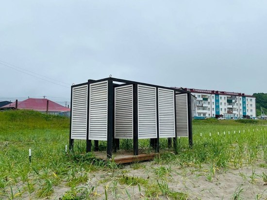 Шезлонги и душевые кабины установили на пляже в Яблочном на Сахалине