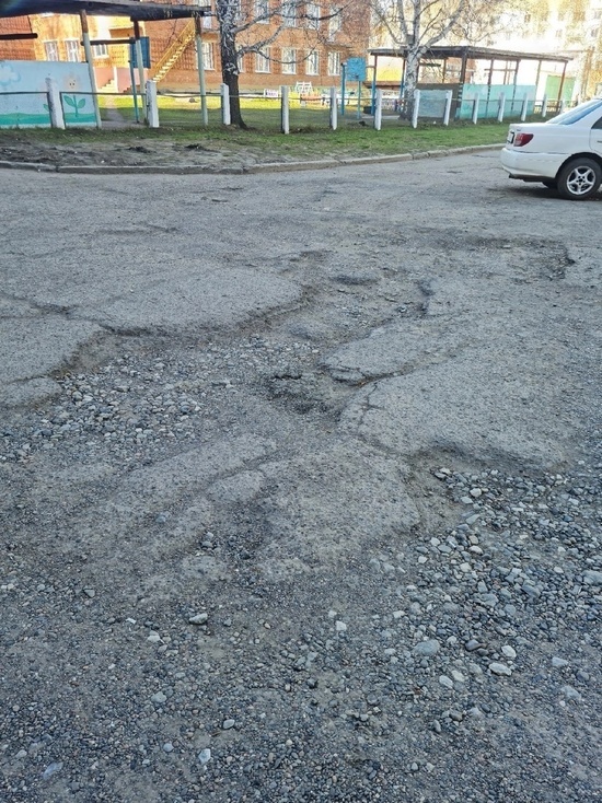 Такси отказывается заезжать: кузбассовцы пожаловались на ужасное состояние дорог