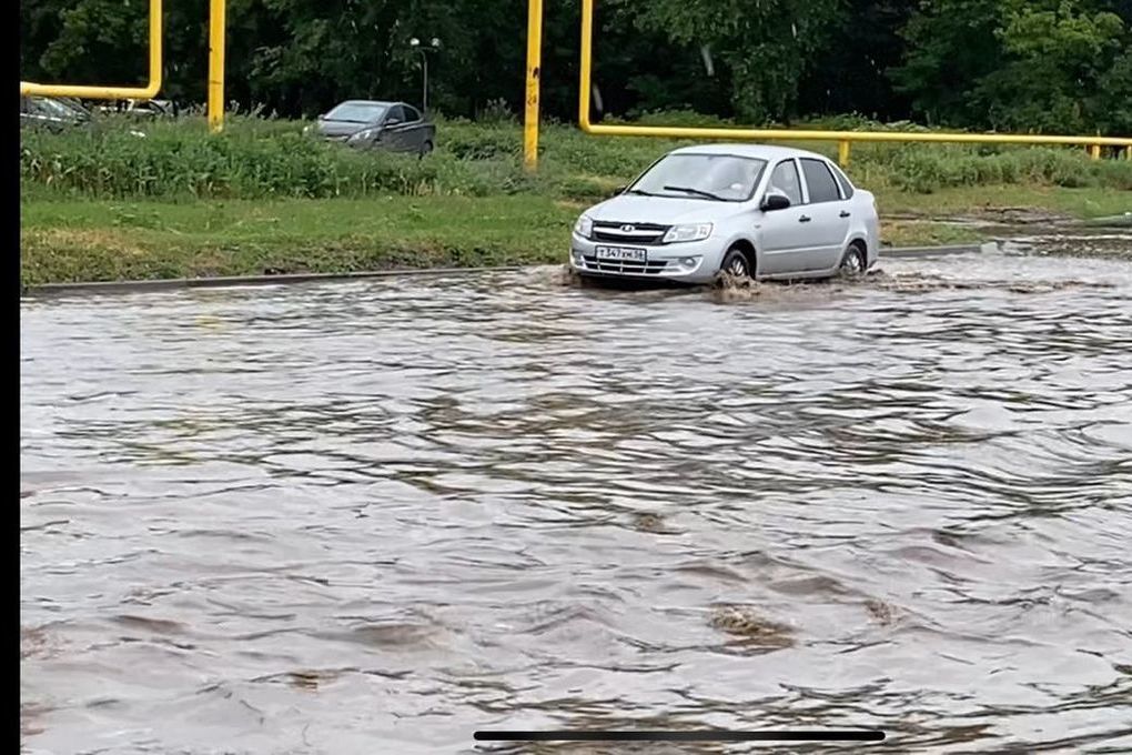 Осадка оренбург. Потоп. Авто в дождь. Дорога дождь. Дорога под дождем.