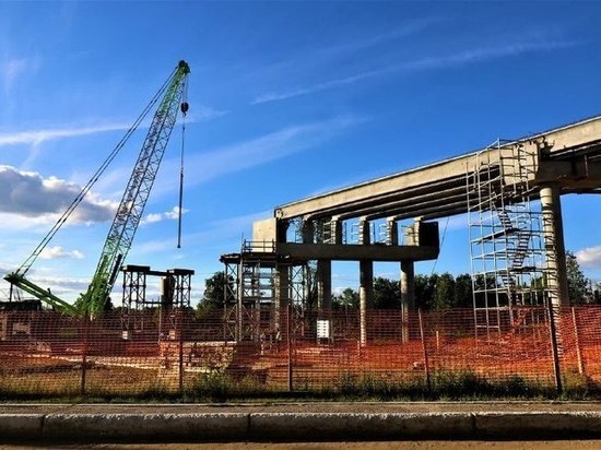Под Саратовом путепровод строят круглосуточно