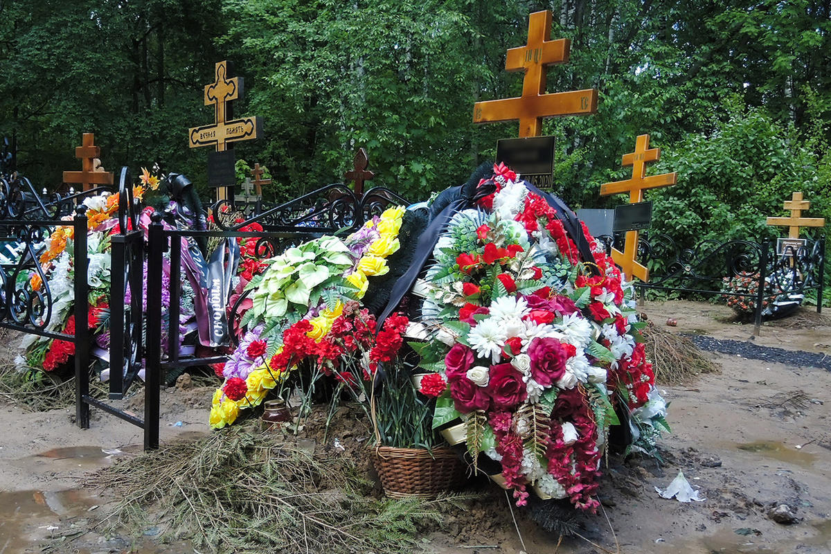 Цена похоронили. Могила русская. Погребение военных на кладбище.