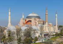Два года назад президент Турции Реджеп Тайип Эрдоган принял решение поменять статус легендарного Собора Святой Софии: из музея памятник византийского зодчества превратился в мечеть