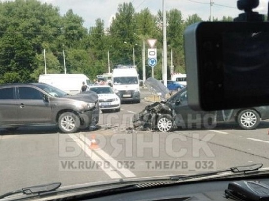 В Брянске у памятника Болгарским патриотам столкнулись две машины