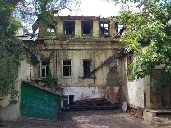 Подожженным бомжом доме в центре Саратова заинтересовались чиновники