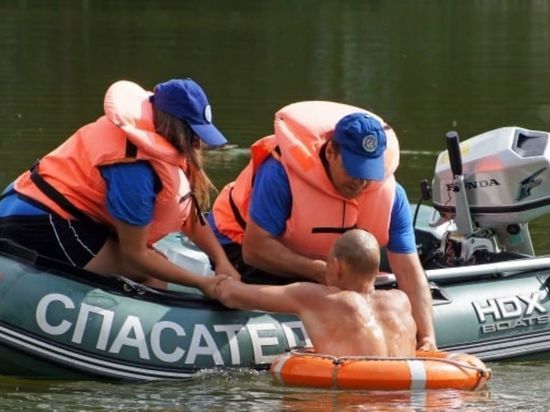 На Красноярском водохранилище спасатели вытащили на берег трех пострадавших