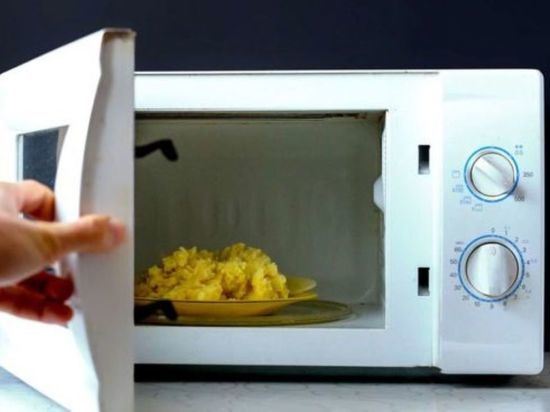 Можно ли ставить микроволновку на холодильник: многие совершают эту ошибку