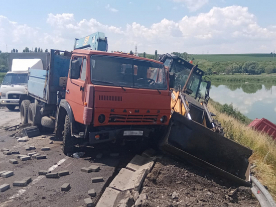 Под Воронежем в аварии нескольких грузовиков пострадали пять человек