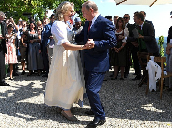 Танцевавшая с Путиным экс-глава МИД Австрии заявила о переезде в Ливан