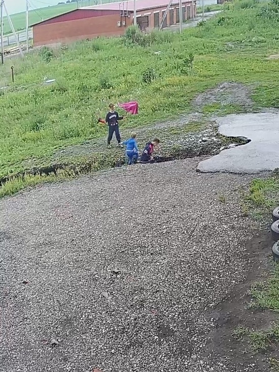 Глубокая яма в кузбасском городе стала развлечением для детей