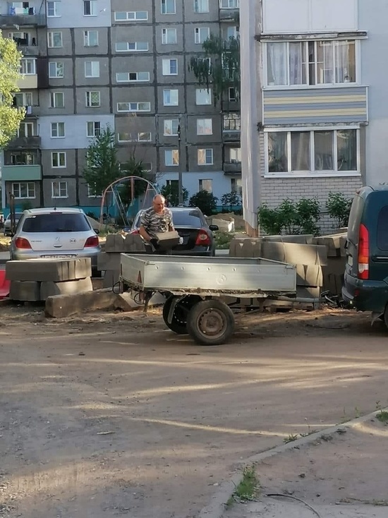 Ярославцы предотвратили кражу бордюрного камня, привезенного для благоустройства двора