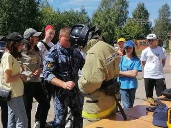 Воспитанникам детдома в Кинешме показали, на что способны служебные собаки