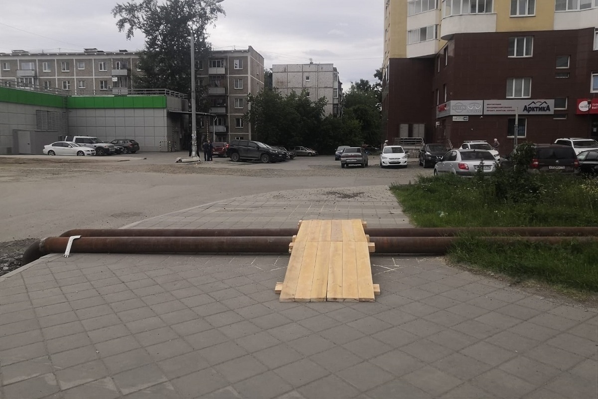 Сделали переход через трубы, которые проложили на тротуаре в ...