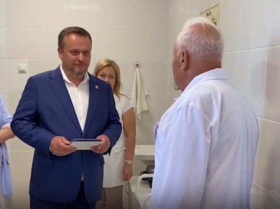Врач Крестецкой ЦРБ получил медаль «За вклад и развитие земли Новгородской»