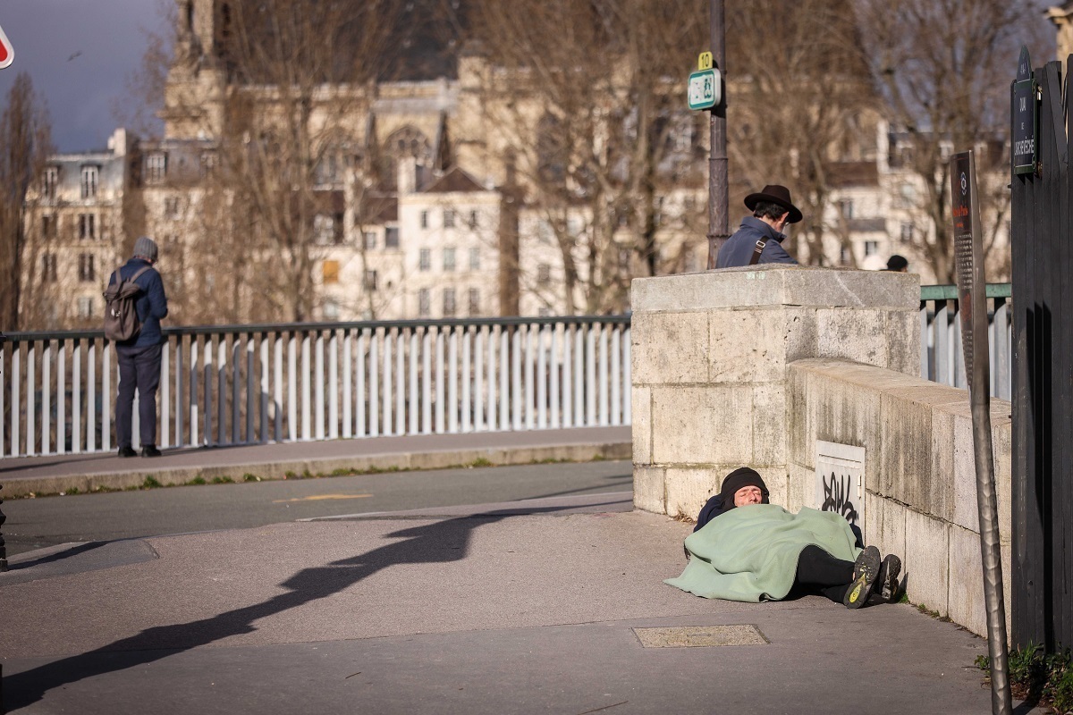 Бомжи в париже. Бездомные на улицах Парижа.