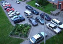 Ремонт и помывка автомобилей во дворе многоэтажного дома грозит россиянам штрафом от 3 тысяч до 4,5 тысячи рублей
