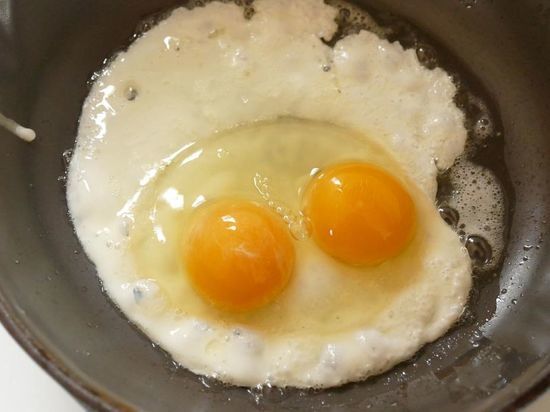 Секрет быстрого и вкусного завтрака: как посолить яичницу, чтобы она приготовилась намного раньше