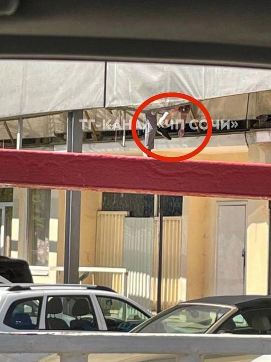 В районе аэропорта Сочи мужчина упал с крыши здания и повис на рекламном щите
