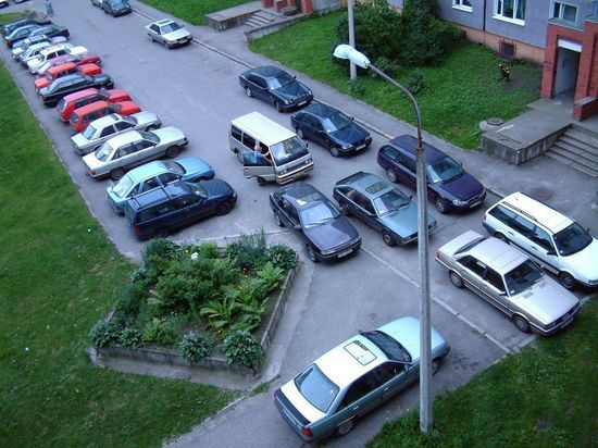 Юрист предупредила россиян о штрафе за мытье машины во дворе дома