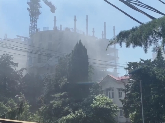 На втором этаже недостроенного дома в центре Сочи загорелся мусор