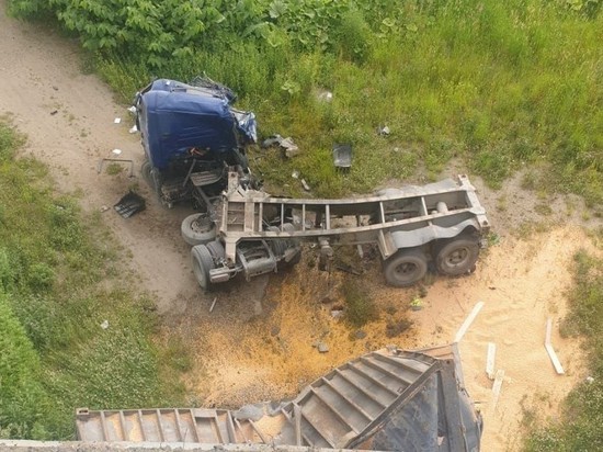 Самосвал рухнул с моста на Сахалине: погиб водитель