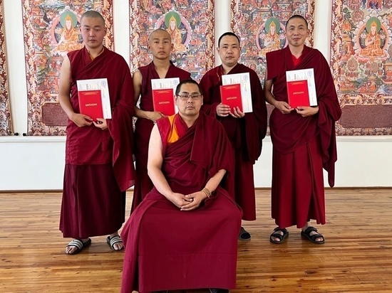 В Бурятии священнослужители окончили университет и стали ламами