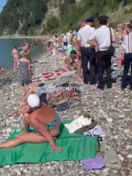 В Туапсе обнажённый мужчина возмутил отдыхающих общественного пляжа