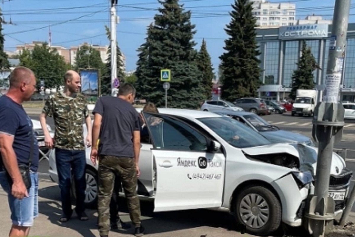 Костромские ДТП: такси против столба