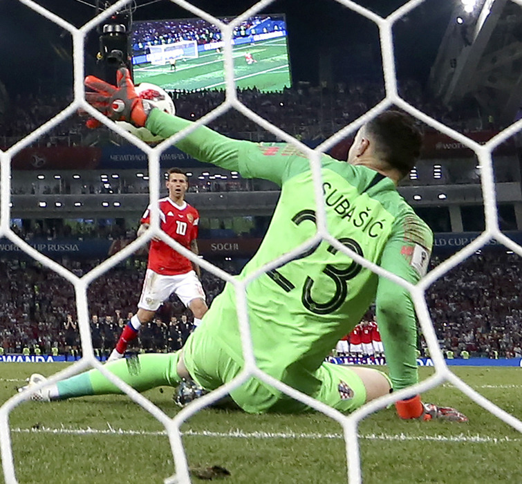 Самый смешной пенальти в испании хорват. Бразилия футболист который промазал пенальти 09. Пенальти в футболе. Пенальти в футболе. Пенальти с защитниками.