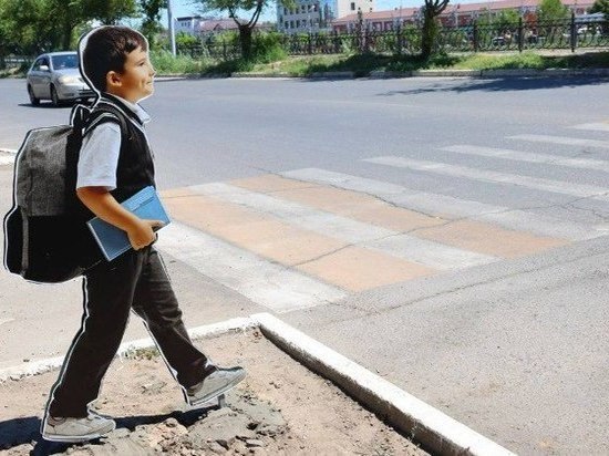 В Астрахани установили макет школьника-пешехода