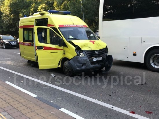 Карета скорой помощи в Сочи попала в аварию