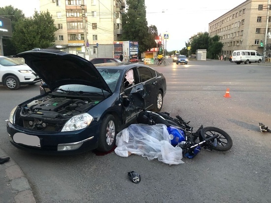 В Волгограде у ТЮЗа иномарка насмерть сбила 30-летнего мотоциклиста