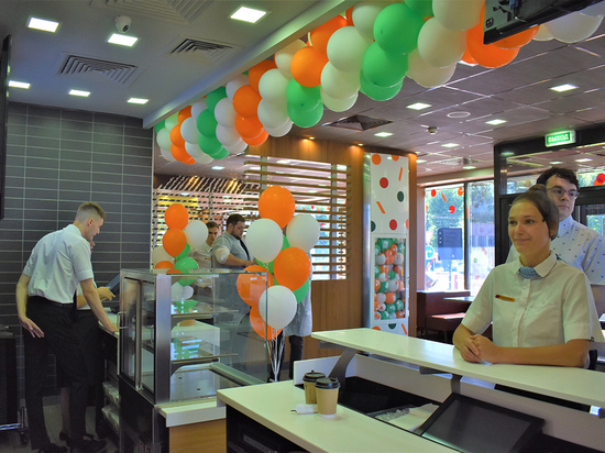 Без «Биг Мака» — и точка: в Великом Новгороде рестораны «Макдоналдс» открылись под новым названием