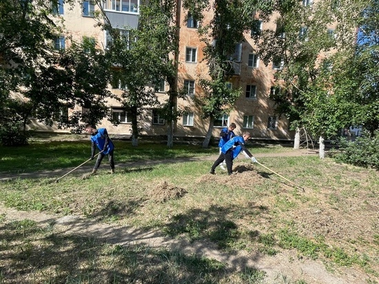 На «Сиреневом» бульваре в Улан-Удэ трудовые отряды провели субботник