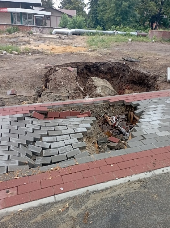 После дождя на одной из орловских улиц появились огромные ямы