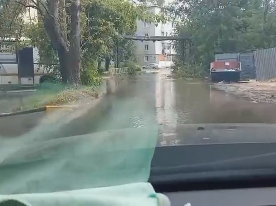 В Рязани прорвало канализацию на улице Мехзавода