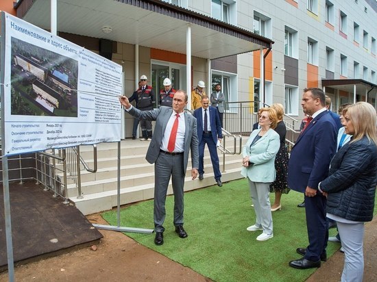 Никитин осмотрел стройплощадку нового медицинского центра в Валдае
