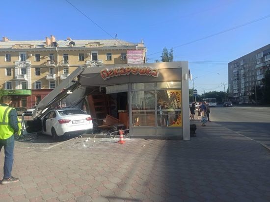 В Омске у Дома печати от столкновения с «Хондой» «Лада» разнесла павильон «Пекарушки»