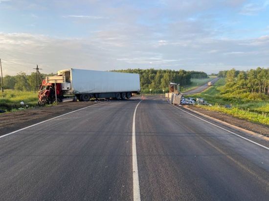 В Рыбинском районе Красноярского края в ДТП с двумя грузовиками погиб водитель